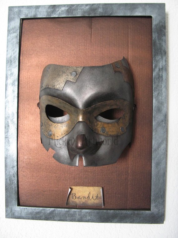 Masque de la série "Industrial Masks" pour expo-vente par Mickey Artworld